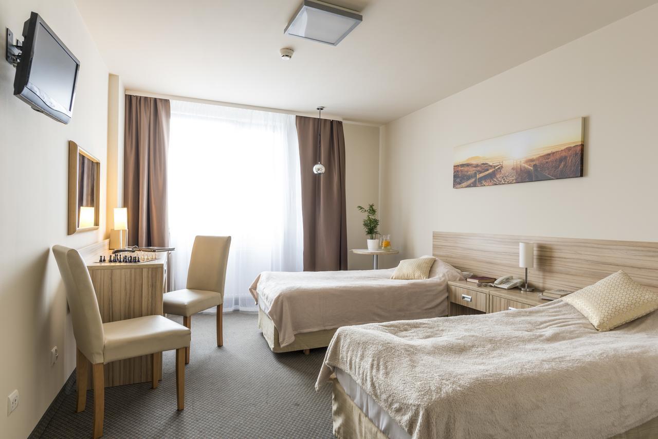 Willa Wiosenna Otel Ozarow Mazowiecki Dış mekan fotoğraf